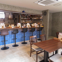 ブルーが差し色なおしゃれな店内