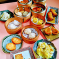 ランチタイムは「丸盆プレートランチ」や「飲茶ランチ(中国茶付き)」「桂花ランチ」「特製牛バラ煮込みあんかけ天津飯※セットメニューです」をご用意。心行くまで当店の中国料理をお楽しみいただけます。ご褒美ランチや女子会にオススメです！