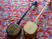 沖縄の伝統楽器「三線(サンシン)」置いてます。ご自由にお触りいただけます。(21:00まで)店主はただいま猛練習中です。