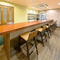 木の温かみを感じるリラックスできるカウンター席を6席、ご用意しています。仕事帰りにサクッと飲みたくなった際にピッタリな空間をご提供しています。またデート利用にも最適でおいしいお料理とお酒を囲んで、2人だけの時間をお過ごしください♪