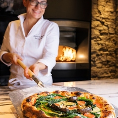 店内の窯で焼き上げた天然酵母のピザをご提供いたします。