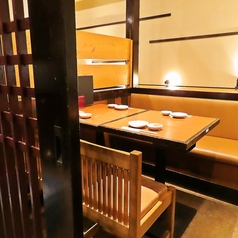 【2名様からご利用可能な個室席】国領駅でのデートや仕事帰りのカジュアルな飲み会などにおすすめ。明るくにぎやかな店内は、お誕生日やご友人との飲み会にもおすすめです。さかなや道場こだわりの料理と厳選したお酒をゆっくりお楽しみいただける寛ぎ空間となっております。