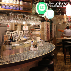 お一人様や少人数でのご利用に最適です。目の前にはボトルやグラスが並び、お店の賑わいを肌で感じながら、ご自身のペースでゆっくりとお料理をお楽しみいただけます。カジュアルな雰囲気の中、新鮮な海の幸と宮城の地酒で、心ゆくまでリラックスした時間をお過ごしください。