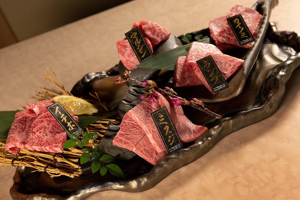 希少部位「イチボ」など、赤身と脂のバランスが良く、柔らかさを楽しめる上質な和牛を厳選しました。