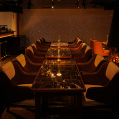 間接照明が優しく灯る店内は心地よく落ち着いた明かりに包まれた癒やしの空間。洗練された大人の雰囲気は日常の喧騒を忘れさせます。周囲を気にすることなく大切なお話に集中していただけるお席も完備しており、接待や記念日にも大変人気です。上質な寛ぎの中で至福のひとときを。