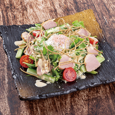 炙り鴨肉と揚げそばの和風シーザーサラダ