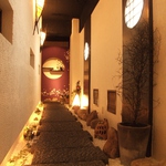 白い碁石が敷かれた石畳を歩いて店内へ…