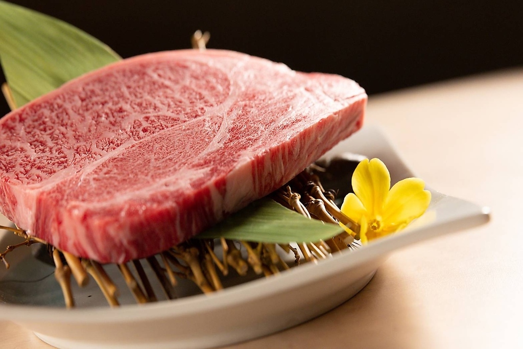 全国各地から選りすぐった牛肉だけをご提供。「厚切り極み牛タン」は、一度ご賞味いただきたい逸品。