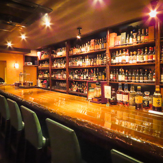 スタッフとの距離が近いカウンター席。しっぽり飲みたい人にもオススメです。