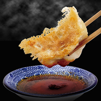 香ばしさと食感にこだわる、手包みの焼き餃子がおすすめ