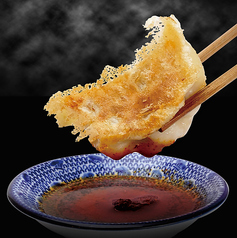 香ばしさと食感にこだわる、手包みの焼き餃子がおすすめ