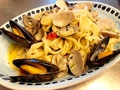 料理メニュー写真 ［トロッコリ］アサリ・ムール貝・ハマグリの3種の貝とフレッシュトマトのオイルソース　