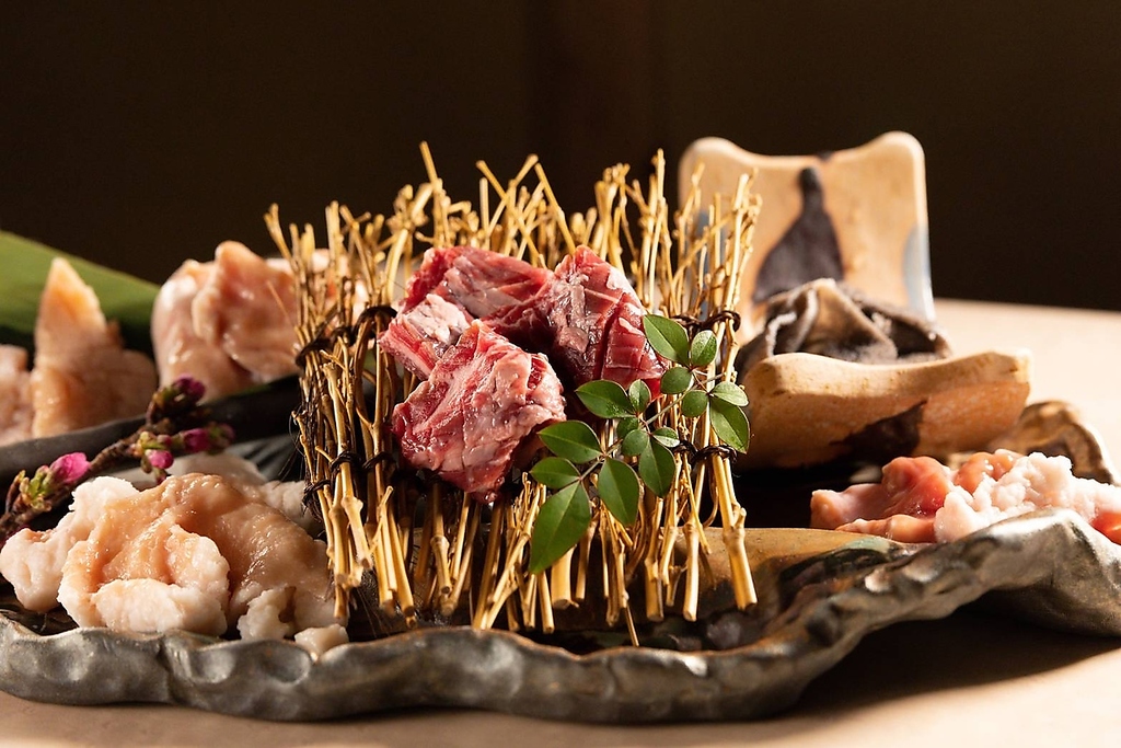 焼肉料理にはレバーやミノ、小腸・大腸などのメニューもございます。お酒との相性も抜群でございます