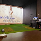 VIPルームと通常ルームの1室へカラオケ設備を導入いたしました！音響はもちろん大画面のスクリーンで映像も楽しめます♪落ち着いた居心地の良い雰囲気のモダンな空間でカラオケをお楽しみください。