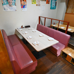 ふかふかのソファー席では、デートや女子会にぴったりのくつろぎ空間♪長時間のんびり過ごせる人気のお席です◎