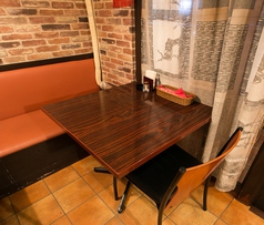 ２名がけのお席はお１人様、カップルに人気です♪女性お１人でのご利用も多いお店ですので安心してご来店くださいね。