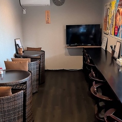 2名様掛けのテーブル席を2卓ご用意。デートにもピッタリなお席。お昼はランチ、夜はカクテルなどドリンクと美味しいお料理とともに、お二人の時間をゆっくりお過ごし頂けます。