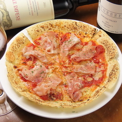 生ハムと自家製トマトソースの濃厚チーズクリスピーピザ