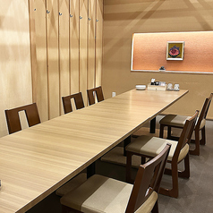 可動式の仕切りを導入。人数によって部屋の大きさを変えることができ、2名様～最大40名様までご利用いただけます。