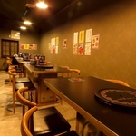 38名様まで収容可能です。最大10名様収容可能な個室もあります。各種宴会のご利用に最適なお席です。