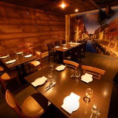 広めのテーブルは２～8名様までOK。ゆったりお食事をお楽しみください！