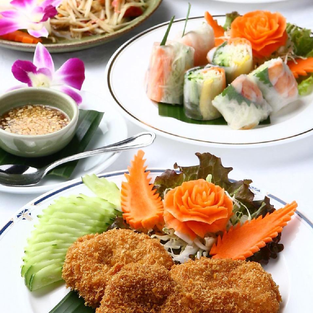 見た目も華やかな、タイの伝統的な料理の数々。