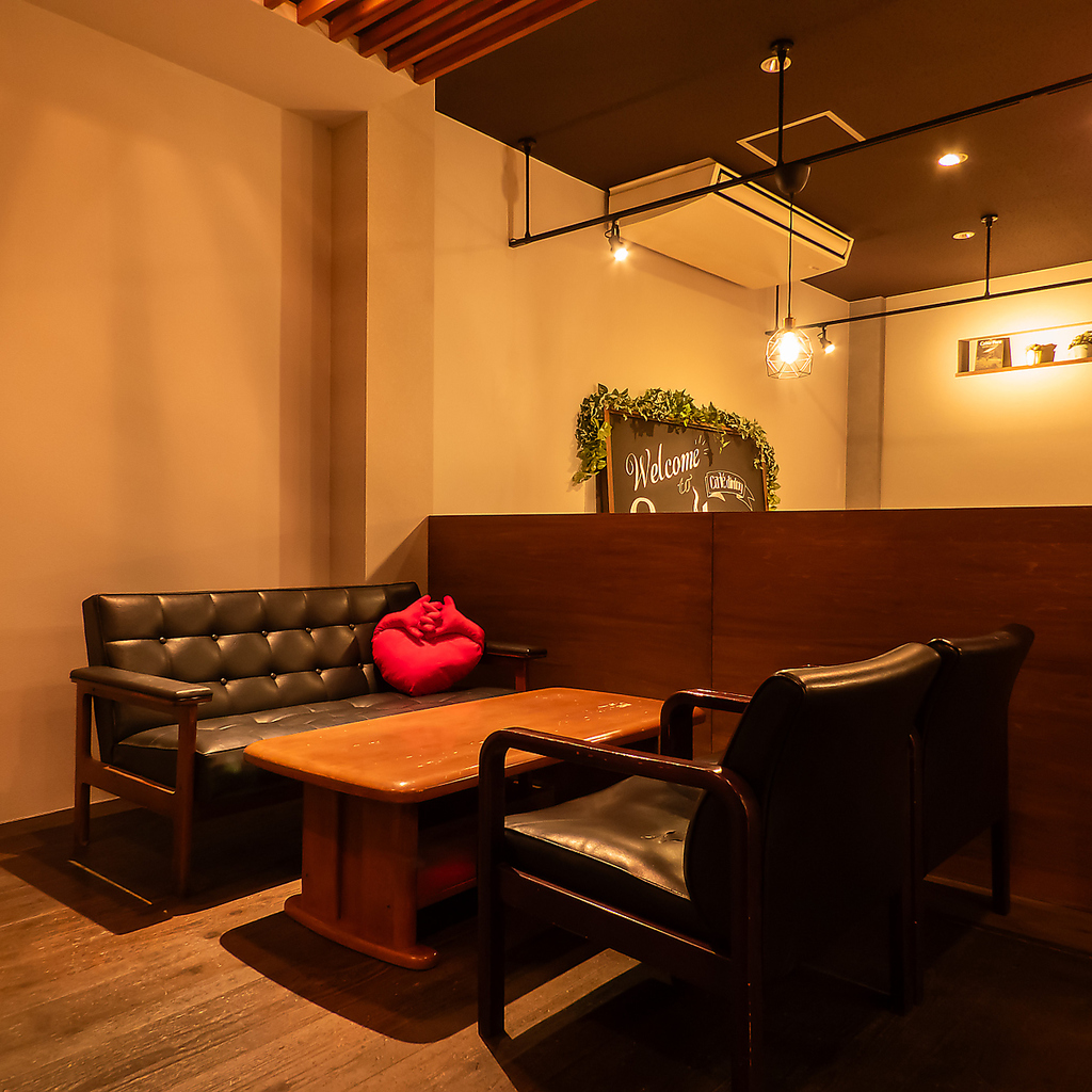 ソファ席でまったり！かわいいインテリアで女子会しちゃおー♪