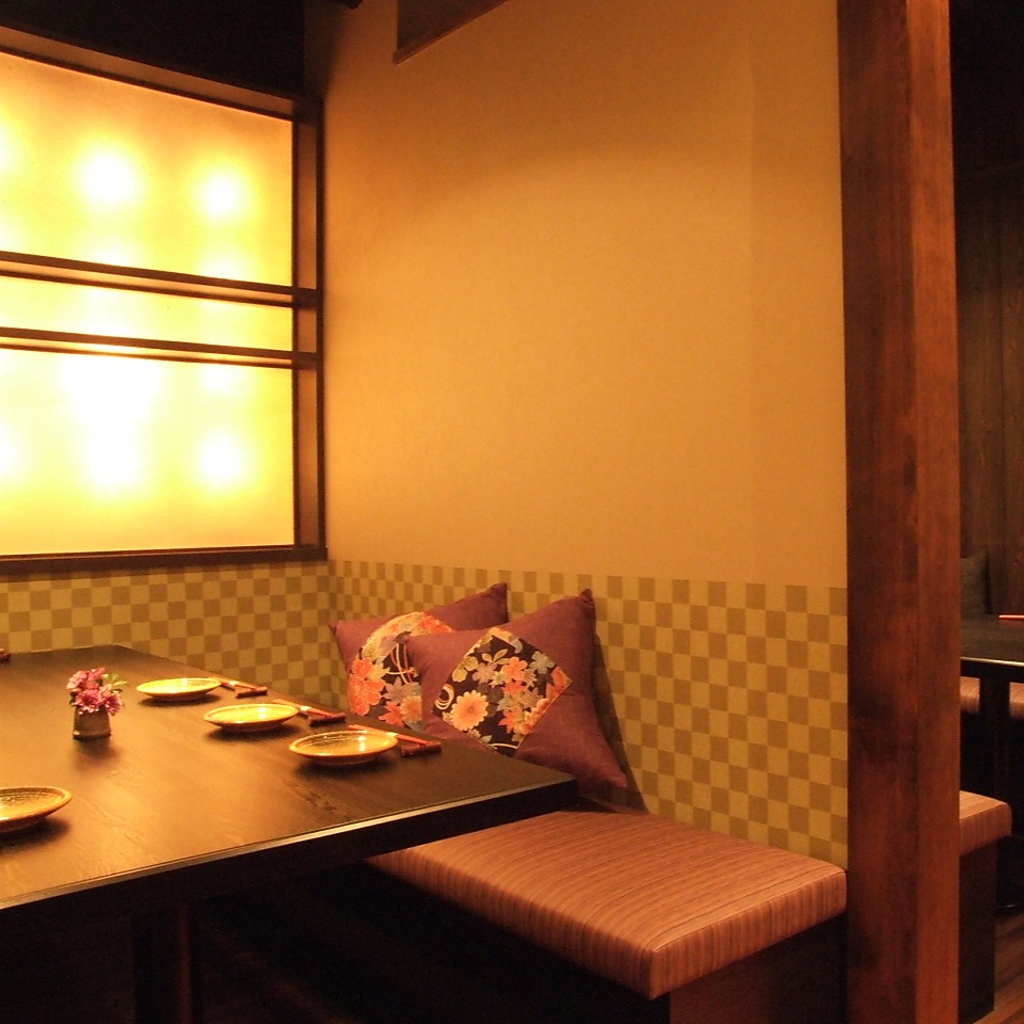 お席は人数に合わせて使える完全個室を完備。