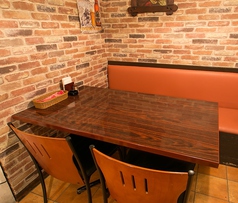 ４名席はご家族連れやご夫婦にもおすすめです。ソファー席でゆったり・まったり飲んでいってください♪