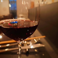 【料理との相性を考え、各国のワインを厳選】