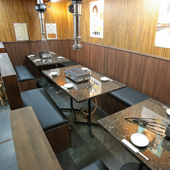 レトロ&クラシックな店内♪気取らない大衆焼肉でお気軽に♪ゆったり座れる4名席★ソファータイプのお席もご用意しましたので、ご宴会などお気軽にご相談ください！！#焼肉#梅田#和牛#飲み放題#女子会#誕生日#デート
