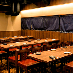 【6名~10名席で中人数宴会に最適】喫煙可能なゆったり寛げる席をご用意。仕事帰りや打ち上げ、歓送迎会など、中人数での宴会にぴったり!食べ放題・飲み放題付きコースは3,000円から。貸切も可能ですので、ご利用人数や用途に応じたお席へのご案内と、お客様のニーズに合わせた対応をお約束します。気軽にご相談ください◎