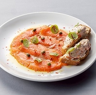 女子会人気◎上品な一皿スモークサーモンのマリネに舌鼓