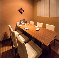 最大18名までご利用いただけるテーブル個室です。 ご家族やご友人とのお食事など、使えるシーンが多い便利な個室です。