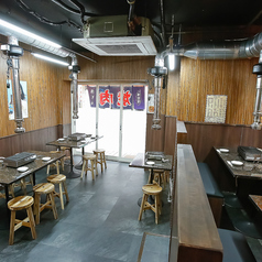 ふらっと立ち寄れる♪「会社終わり」に「友達との食事」にぴったり！レトロカジュアルな焼肉店でリーズナブルに♪ゆったり座れる4名席★テーブル移動可能ですので、ご宴会などお気軽にご相談ください！！#焼肉#梅田#和牛#飲み放題#女子会#誕生日#デート