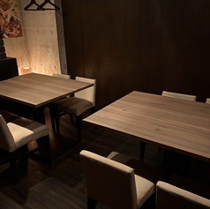 ロールカーテンで仕切られた半個室テーブル席が2席。繋げて最大8名様までのご利用が可能です