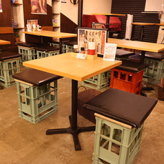 会社帰りや、サク飲みにぴったりの2名様用テーブル席をご用意しています♪お好きな料理とお酒を気軽に楽しめる、居心地の良い空間です。本日のおすすめメニューや、日替わりご馳走定食もご用意しておりますので、ぜひお気軽にお立ち寄りください◎