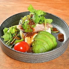 蒸し鶏と豆腐のアボカド&パクチーサラダ