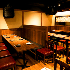 【宴会・歓送迎会に最適】田町・三田駅から徒歩3分！喫煙可能で食べ放題・飲み放題付きの幅広いシーンに対応する当店。普段使いから大人数での貸切宴会まで、便利なアクセスでお待ちしています。テーブル席とカウンター席で、お一人様でもグループでも楽しい時間をお過ごしいただけます。