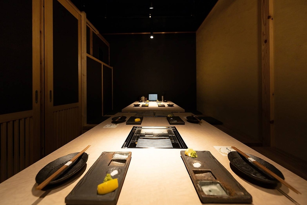 木目調が洗練された空間を演出。無煙ロースターを使用、煙を気にせずにお肉を楽しむことができます。