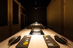 木目調が洗練された空間を演出。無煙ロースターを使用、煙を気にせずにお肉を楽しむことができます。