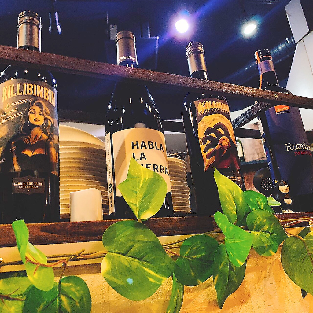 ワインやクラフトビールなどお酒も豊富に取り揃え！困ったらスタッフに聞いてみよう！