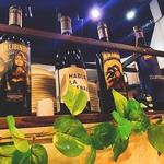 ワインやクラフトビールなどお酒も豊富に取り揃え！困ったらスタッフに聞いてみよう！