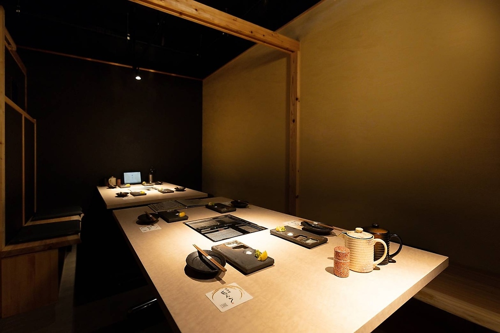 掘りごたつの個室をご用意しております。接待や祝事、記念日などの大切な日に、ぜひご利用ください。