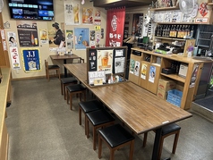 10人掛けのテーブルと奥に2人掛けのテーブルが1席繋げたら最大で16人座れます。