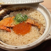 【当店イチ押し、季節の土鍋ご飯】香ばしく丁寧に焼き上げた旬の食材を贅沢に使用した、旨みたっぷりの土鍋ご飯です。ご注文をいただいてから土鍋で丁寧に炊き上げるため、ふっくらと香り高く仕上がります。蓋を開けた瞬間にふわっと広がる香ばしい香りが食欲をそそる逸品です。