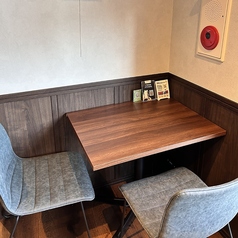 お二人で落ち着いて過ごせる2名様用テーブル席。カレーだけでなく、お酒と一緒に料理を楽しむ居酒屋利用にも最適です。程よい距離感で会話もしやすく、仕事帰りの一杯や軽く飲みたい夜にも使いやすい空間です。