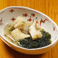 新鮮な魚介と四季折々の味覚を味わう多彩な逸品料理。