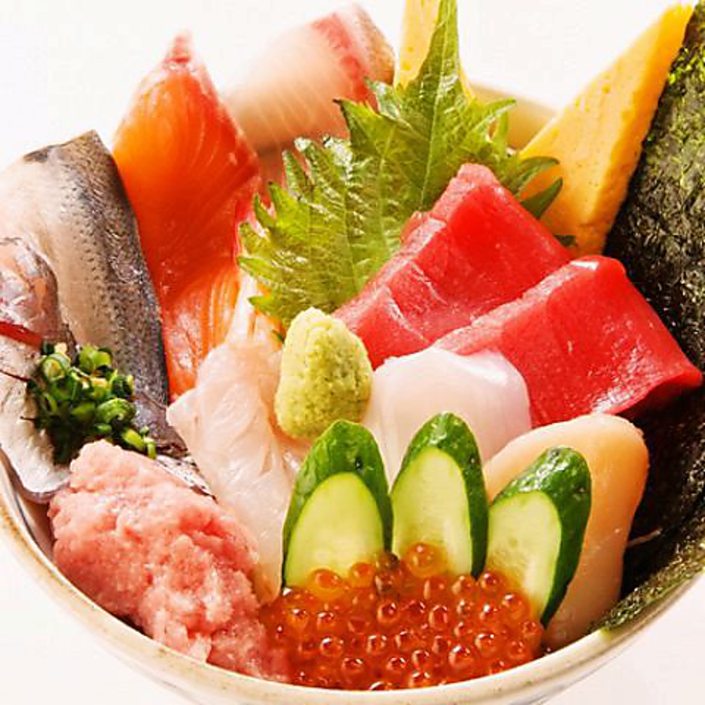 鮮度抜群な海の幸がたっぷり堪能できる海鮮丼！他に三色丼、ネギトロ鉄火丼もご用意あり◎