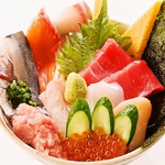 鮮度抜群な海の幸がたっぷり堪能できる海鮮丼！他に三色丼、ネギトロ鉄火丼もご用意あり◎